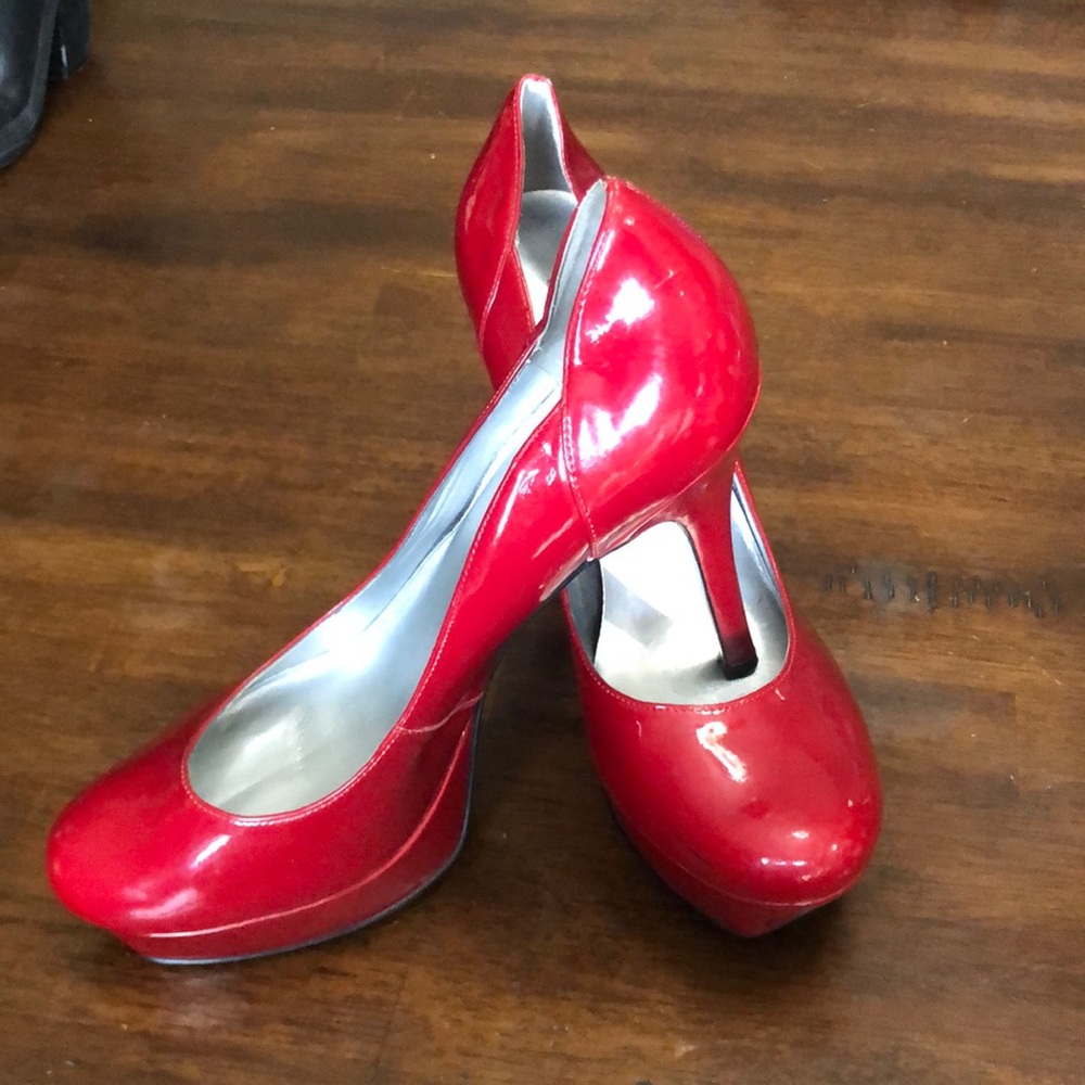 Guess sexy red pumps